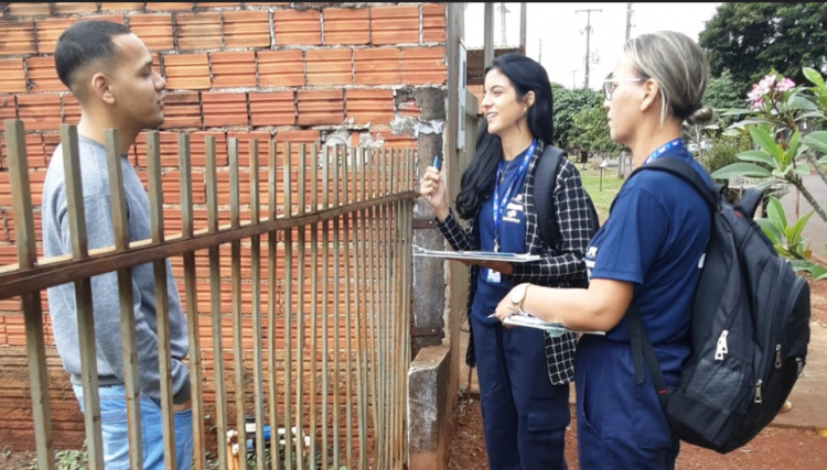Agentes da Sanepar estão visitando casas em Cafelândia para apresentar investimentos realizados de R$ 52 milhões