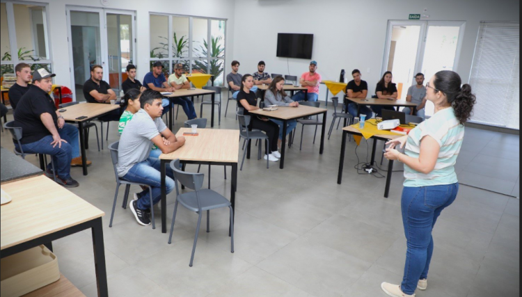 Jovens do Programa Conecta Aves da Copacol aprendem sobre divisão de frutos