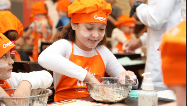 Culinária Kids: mini chefes preparam hambúrgueres no Copacol Supermercados, veja o vídeo 