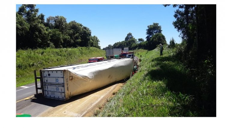 Quatro pessoas são presas ao saquear carga na BR 277 após caminhão tombar, houve troca de tiros