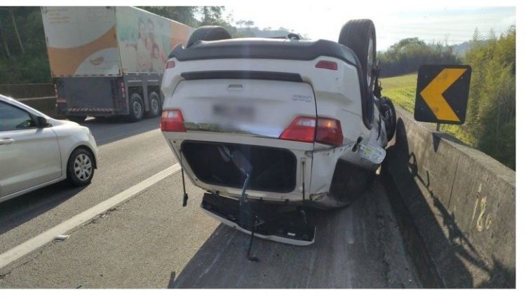 Cantor Gian, que faz dupla com Giovani, sofre acidente de carro neste sábado 