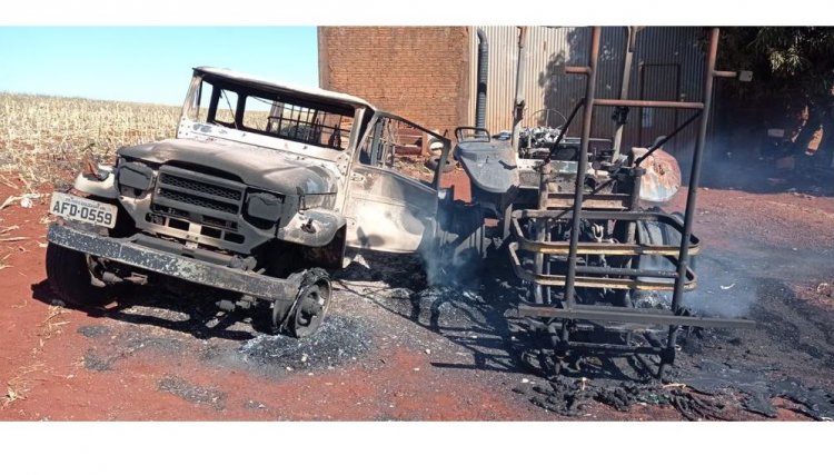 Fogo destrói trator e Toyota na área rural da região Oeste, veja o vídeo