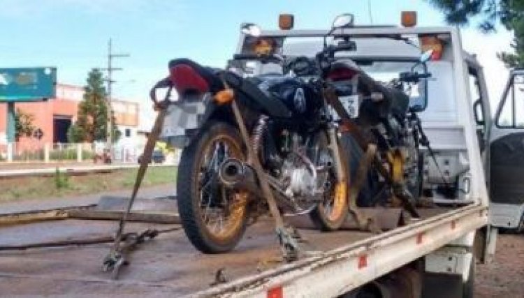 Motocicleta é apreendida em Cafelândia porque o passageiro não usava capacete e o pneu estava careca