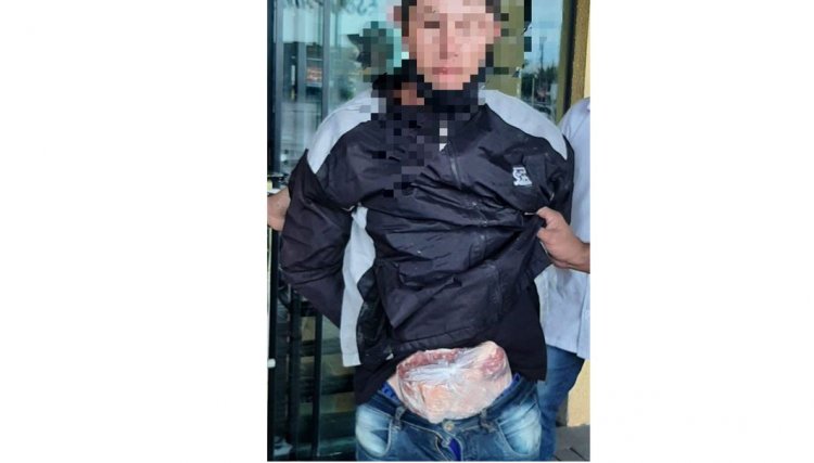 Funcionários de mercado pegam homem furtando carne neste sábado