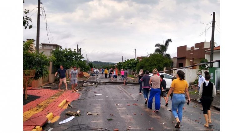 Chuvas danificaram 3 mil casas e derrubaram mais de 900 postes neste final de semana no PR