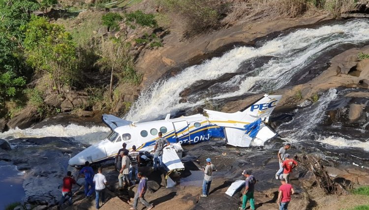 Avião com Marília Mendonça cai em MG, assessoria diz que cantora está bem