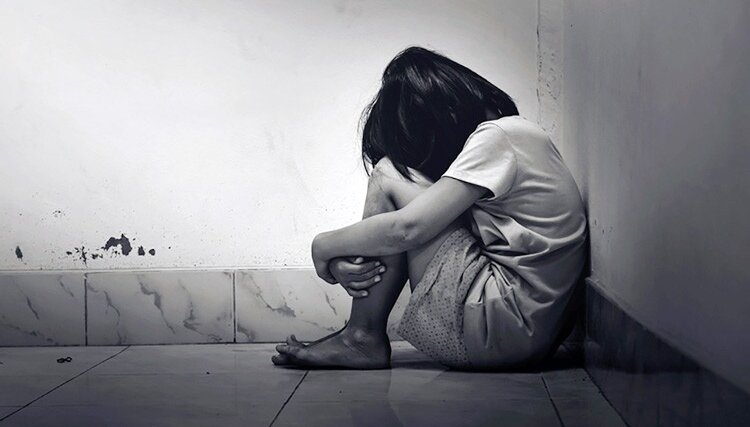 Mãe com sinais de embriagues é presa após espancar a filha de quatro anos em Jesuítas