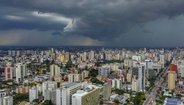 Após dias de 41° C e recordes de calor, frente fria traz tempo mais ameno e chuvas ao Paraná