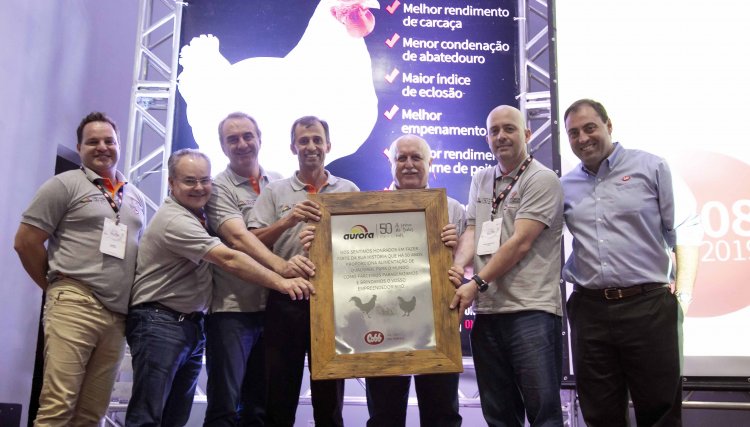 Cobb-Vantress realiza Escola Técnica Cobb+Aurora e homenageia a empresa pelos 50 anos de história