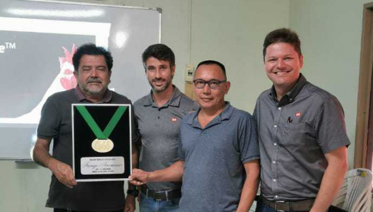 Cobb-Vantress premia Frango Americano por desempenho no NO e NE