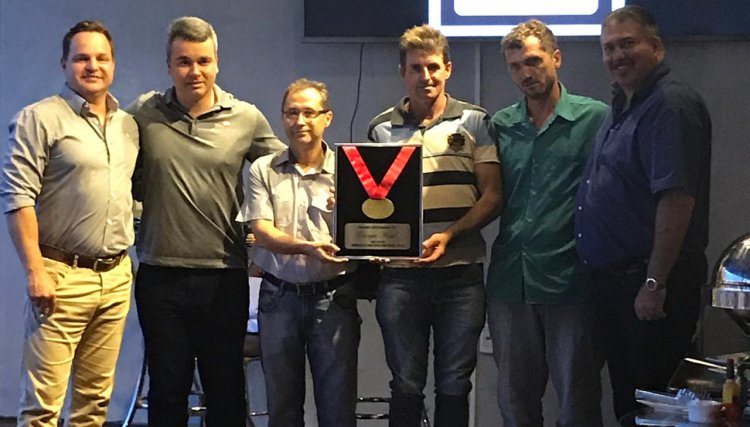 Cobb-Vantress premia Granja Real pelo melhor lote do Paraná 