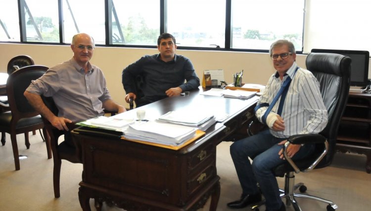 Prefeito de Nova Aurora participa de reunião na Cohapar
