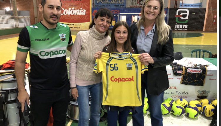 Crianças de Pranchita recebem materiais do Apoio Cultural Da Copacol