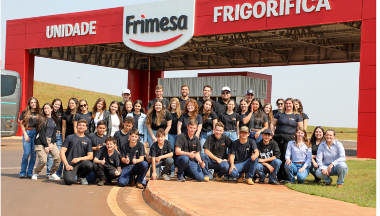 Grupo de Jovens da Copacol visita Unidade Frigor&iacute;fica da Frimesa