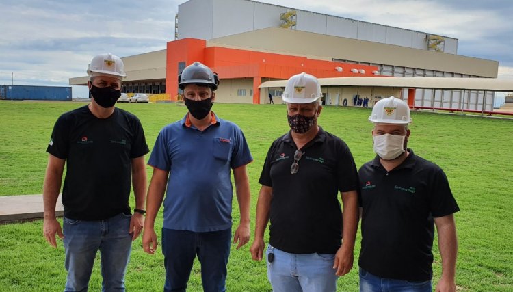 Diretores do Sintrascoop fazem uma visita técnica no CD da Copacol na Penha