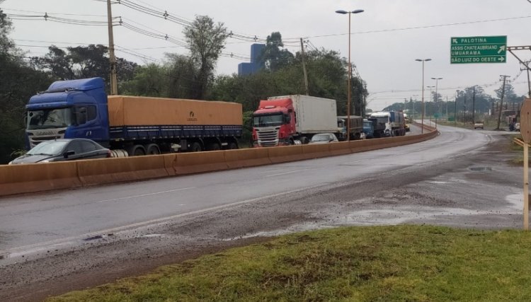 Caminhoneiros realizam manifestação na rodovia PR-317 em Toledo