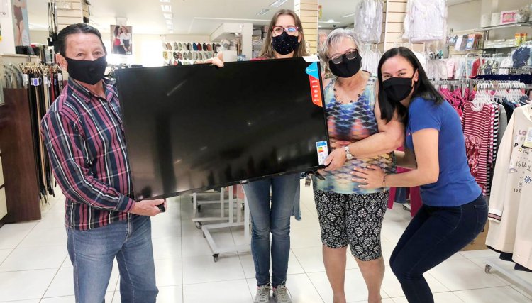Ganhadores da promoção da Lojas Mais retiraram hoje os prêmios
