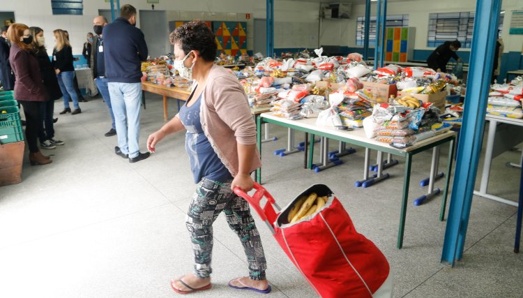 Governo entrega 30 mil toneladas de alimentos da merenda escolar