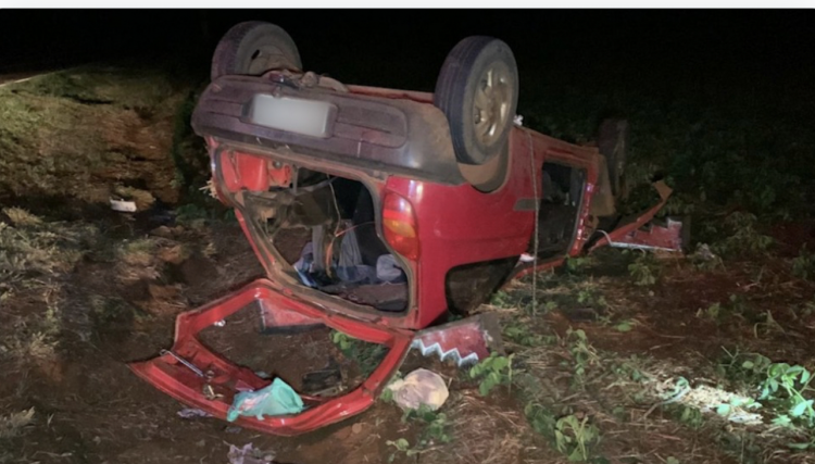 Três crianças e dois adultos ficam feridos em capotamento na PR-180 nesta noite de domingo 