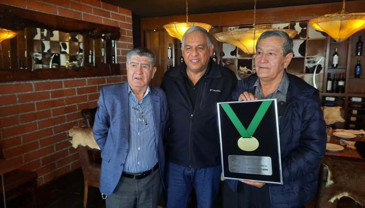 Cobb-Vantress premia Avícola Warnes por melhor Índice de Eclosão na Bolívia