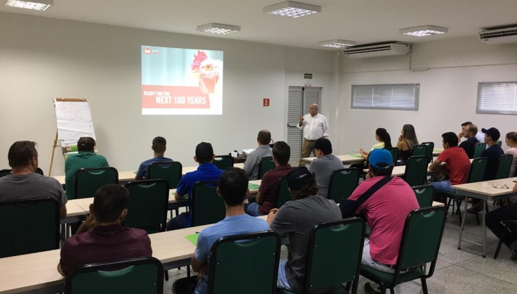 Cobb debateu mudanças de manejo para o frango moderno com jovens da Copacol 