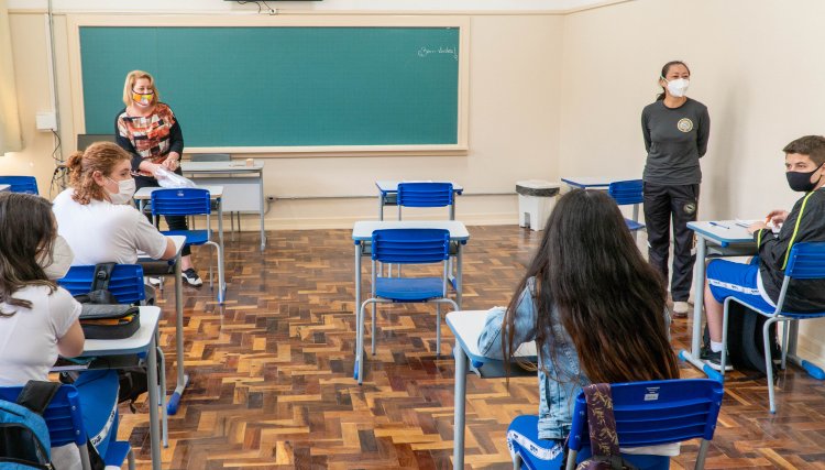 Aulas estaduais 100% presenciais retornam no PR nesta segunda 7