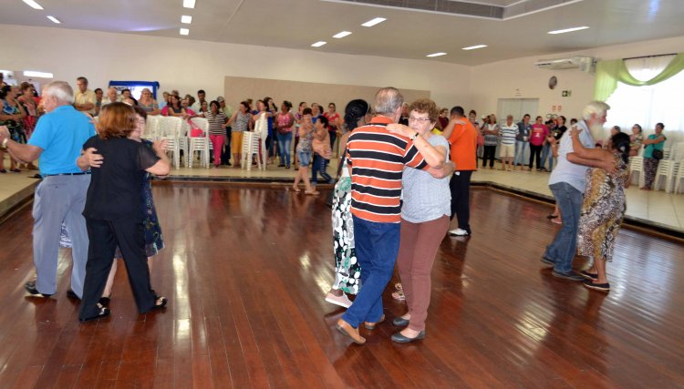 Nova Aurora promove palestra show e matinê dançante em comemoração ao Dia do Idoso