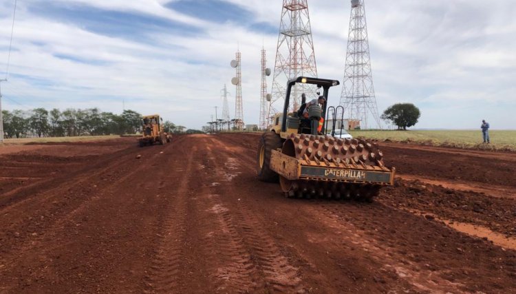 Secretaria de Agricultura de Nova Aurora realiza obras de readequação em estrada de Palmitópolis