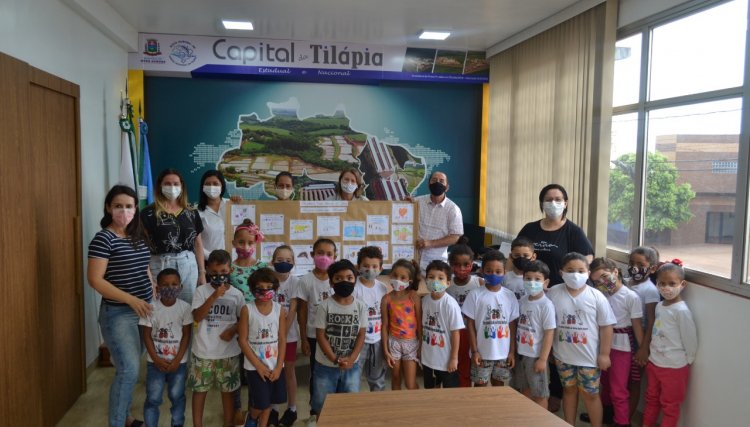 Alunos da Escola Municipal Pequeno Cidadão de Nova Aurora realizam visita ao Paço Municipal 