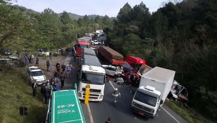 Sete ficam feridos em batida entre 10 veículos em congestionamento formado após acidente com ônibus do Umuarama Futsal