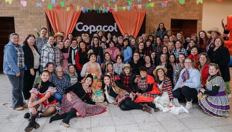 Grupos Femininos da Copacol esbanjam elegância durante desfile caipira, veja as fotos