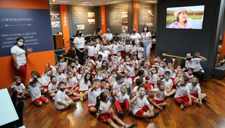 Crianças viajam ao passado ao visitar Espaço Cultural Padre Luis Luise da Copacol em Cafelândia 