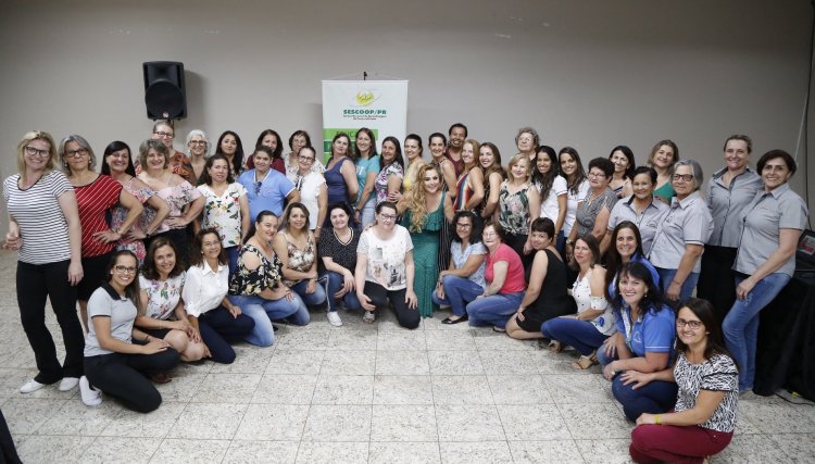 Mulheres cooperativistas participam de palestra sobre empoderamento