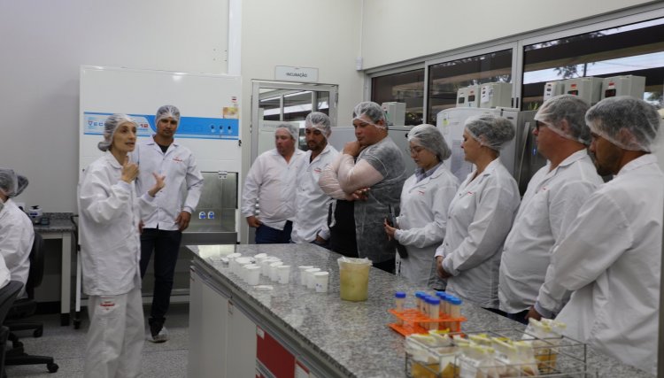 Jovens Cooperados da Copacol participantes do Conecta Aves visitam Laboratório