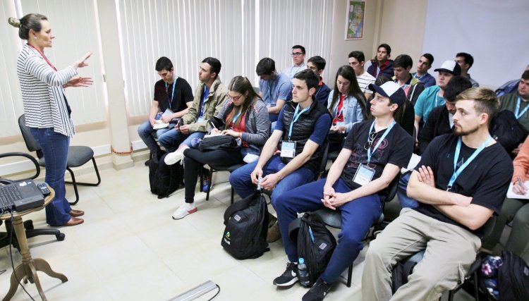 25 jovens cooperativistas da Argentina visitam a Copacol