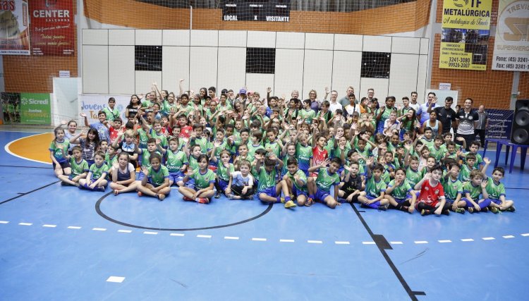 560 crianças do Projeto Jovens Talentos recebem kits esportivos em Cafelândia