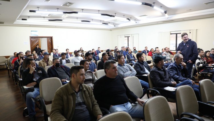 Produtores de matrizes da Copacol participam de workshop em parceria com a Cobb-Vantress