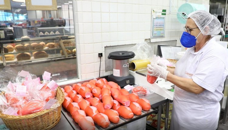 Copacol Supermercados entrega pão rosa aos clientes