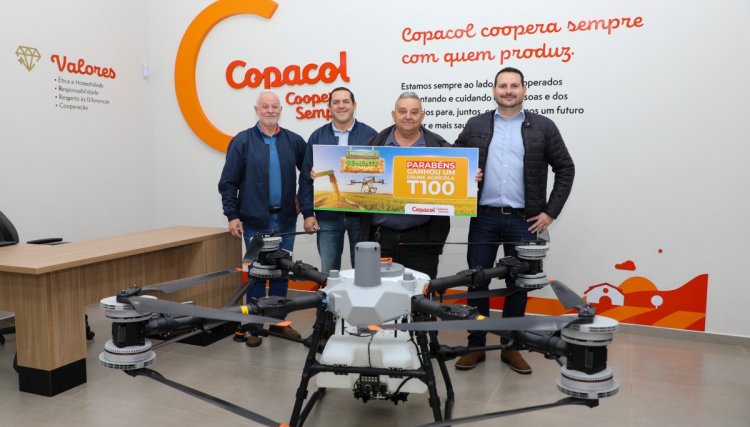 Cooperado se emociona ao receber drone da promo&ccedil;&atilde;o Semente Premiada da Copacol