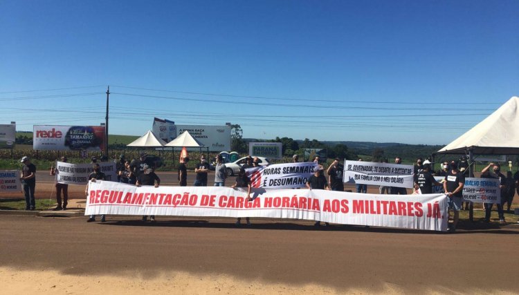 Policiais Militares realizam manifestação em frente ao Show Rural Coopavel