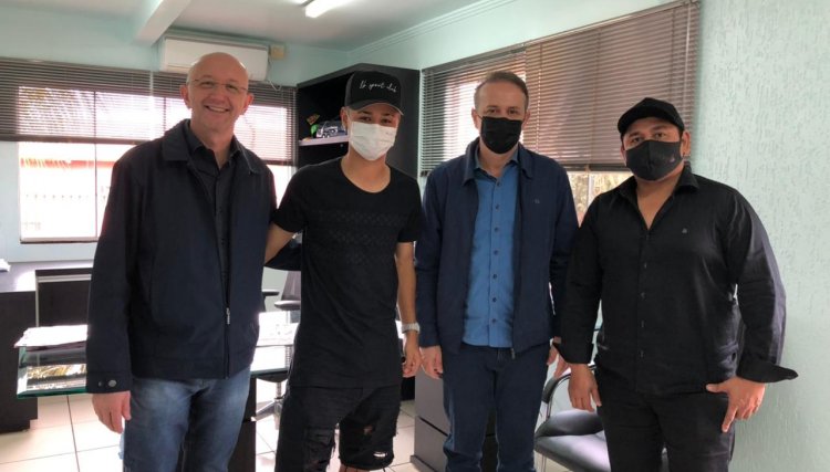 Jogador da base do Inter Jhonatan Kauan visita apoiadores da sua carreira em Cafelândia