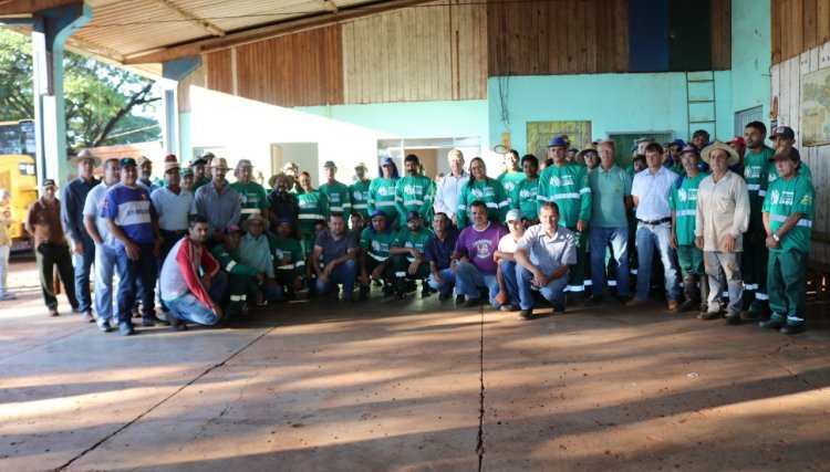 Agentes do Programa Cidade Limpa de Cafelândia recebem uniformes 