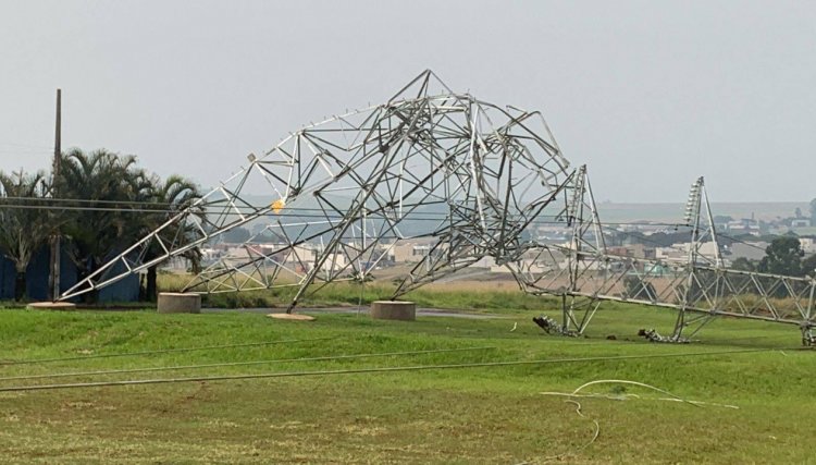 Chuva com fortes ventos derrubam torre de alta tens&atilde;o em Cascavel