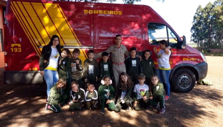 Colégio Ellos recebe a visita do Corpo de Bombeiros, por meio de projeto em parceria com a Sicredi