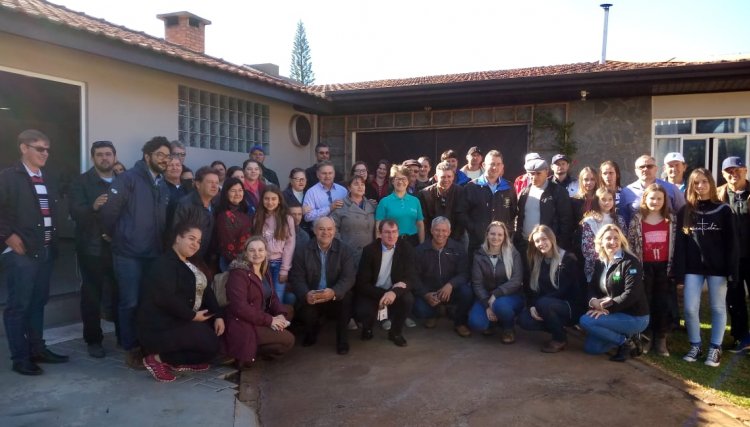 Nova Aurora recebe visita de lideranças nas suas agroindústrias