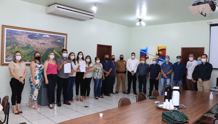 Lei do código sinal vermelho é sancionada pelo prefeito Valtinho em Assis