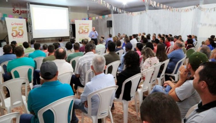 Cooperativa apresenta Projeções para comunidade de  Birigui
