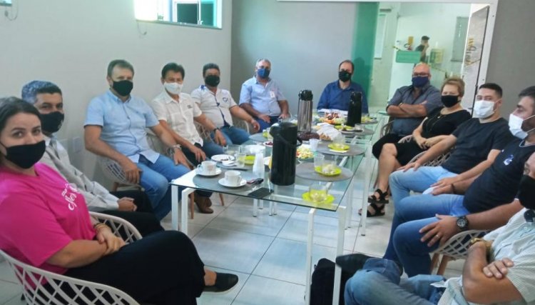 Diretores da Acicaf participam de reunião mensal em Cafelândia 