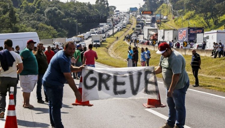 Caminhoneiros mantêm sinalização de greve para o próximo dia 29