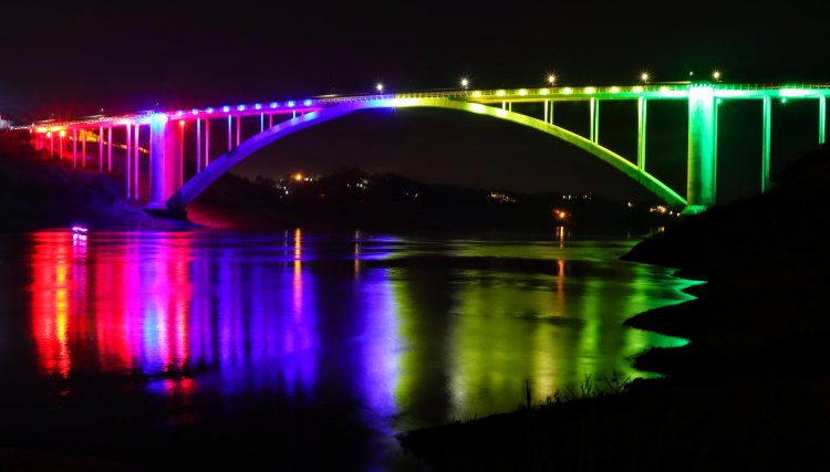 Itaipu realiza iluminação cênica na Ponte da Amizade e vira nova atração do natal